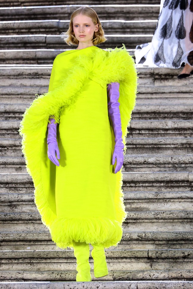 Valentino menampilkan koleksi busana Couture 2022 dalam fashion show yang digelar di Spanish Steps, Roma, Italia. Foto: Franco Origlia/Getty Images.