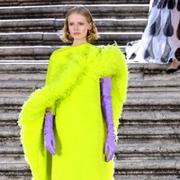 Valentino menampilkan koleksi busana Couture 2022 dalam fashion show yang digelar di Spanish Steps, Roma, Italia. Foto: Franco Origlia/Getty Images.
