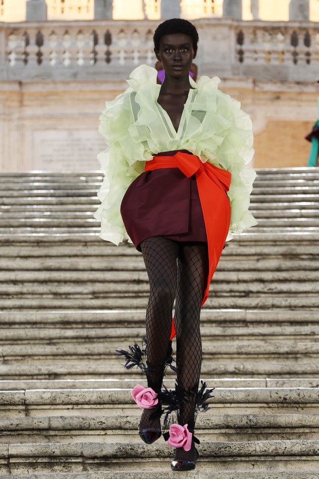 Valentino menampilkan koleksi busana Couture 2022 dalam fashion show yang digelar di Spanish Steps, Roma, Italia. Foto: Franco Origlia/Getty Images.