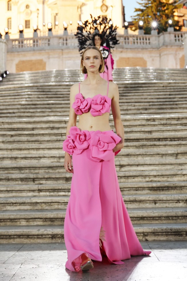 Valentino menampilkan koleksi busana Couture 2022 dalam fashion show yang digelar di Spanish Steps, Roma, Italia. Foto: Franco Origlia/Getty Images.