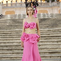 Valentino menampilkan koleksi busana Couture 2022 dalam fashion show yang digelar di Spanish Steps, Roma, Italia. Foto: Franco Origlia/Getty Images.