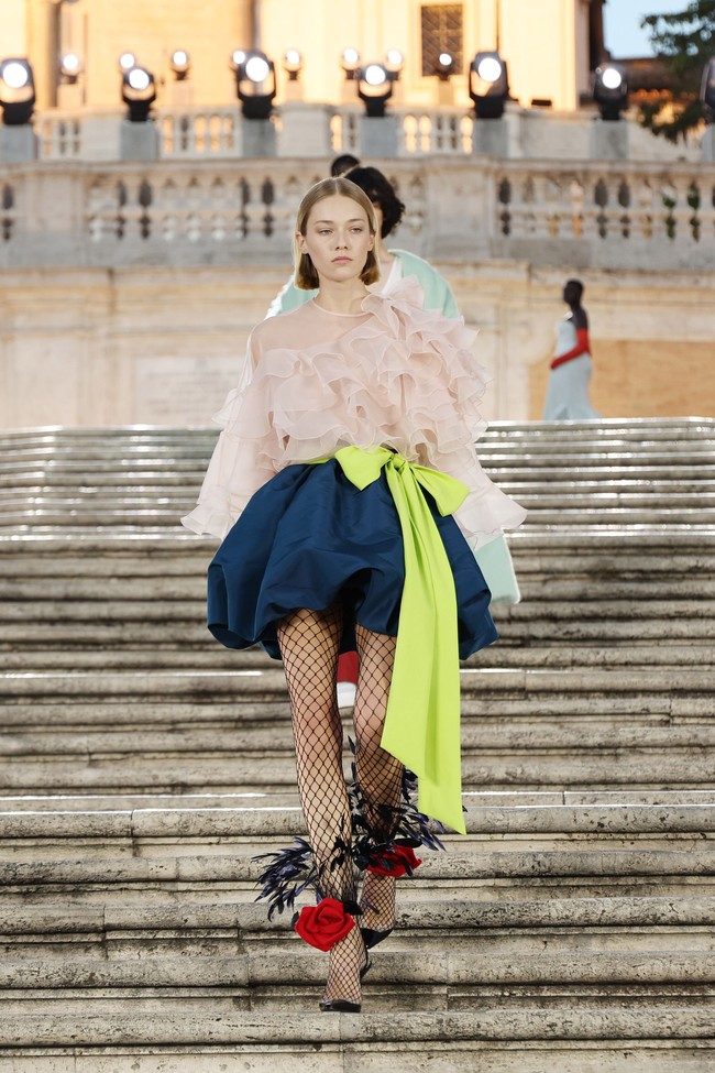Valentino menampilkan koleksi busana Couture 2022 dalam fashion show yang digelar di Spanish Steps, Roma, Italia. Foto: Franco Origlia/Getty Images.