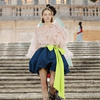 Valentino menampilkan koleksi busana Couture 2022 dalam fashion show yang digelar di Spanish Steps, Roma, Italia. Foto: Franco Origlia/Getty Images.