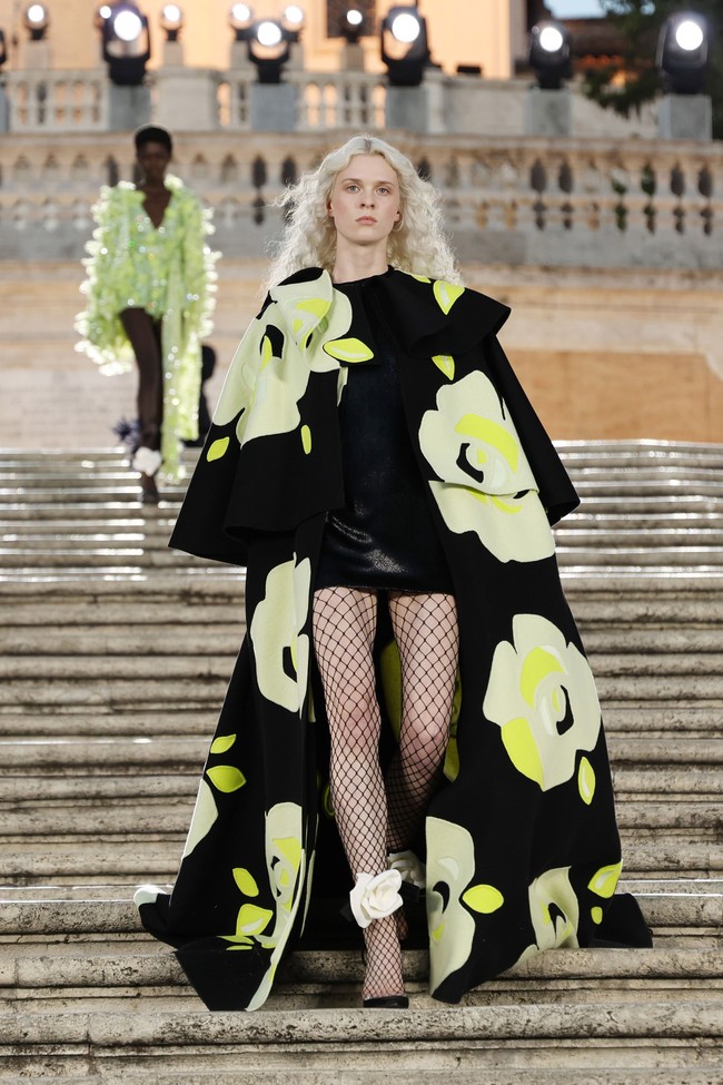 Valentino menampilkan koleksi busana Couture 2022 dalam fashion show yang digelar di Spanish Steps, Roma, Italia. Franco Origlia/Getty Images.