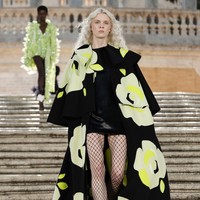 Valentino menampilkan koleksi busana Couture 2022 dalam fashion show yang digelar di Spanish Steps, Roma, Italia. Franco Origlia/Getty Images.