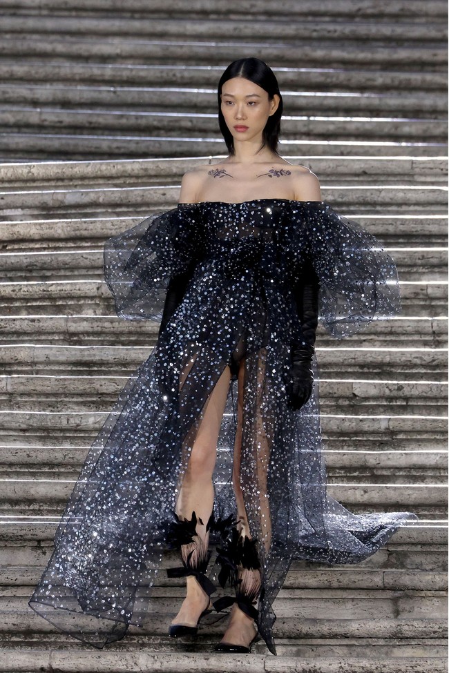 Valentino menampilkan koleksi busana Couture 2022 dalam fashion show yang digelar di Spanish Steps, Roma, Italia. Foto: Franco Origlia/Getty Images.