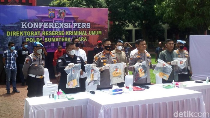 Konferensi pers penangkapan dua perampok pembunuh perempuan di Tapsel.