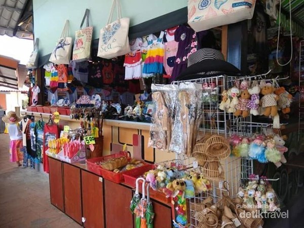 Aneka suvenir juga dijual di sana. Jadi traveler bisa membawa kenang-kenangan dalam berbagai bentuk. (Lena Ellitan/dtraveler) Aneka suvenir juga dijual di sana. Jadi traveler bisa membawa kenang-kenangan dalam berbagai bentuk. (Lena Ellitan/dtraveler)
