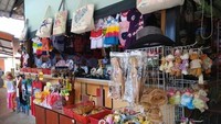 Aneka suvenir juga dijual di sana. Jadi traveler bisa membawa kenang-kenangan dalam berbagai bentuk. (Lena Ellitan/dtraveler)