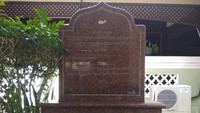 Makam Mahsuri juga dijadikan sebagai situs sejarah. Wisatawan  bisa melihat cerita kehidupan Mahsuri di atas makamnya. (Lena Ellitan/dtraveler)