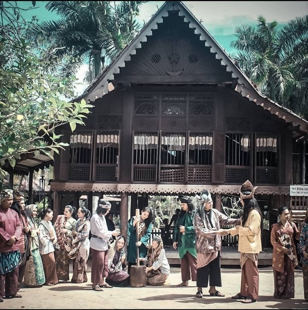 Percaya atau tidak, setelah Mahsuri meninggal, Langkawi hancur digempur oleh Siam. Kini legenda kutukan Mahsuri dijadikan sebagai wisata teater Kota Mahsuri yang bisa dinikmati oleh wisatawan. (Kota Mahsuri/Facebook)
