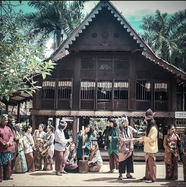Percaya atau tidak, setelah Mahsuri meninggal, Langkawi hancur digempur oleh Siam. Kini legenda kutukan Mahsuri dijadikan sebagai wisata teater Kota Mahsuri yang bisa dinikmati oleh wisatawan. (Kota Mahsuri/Facebook) Percaya atau tidak, setelah Mahsuri meninggal, Langkawi hancur digempur oleh Siam. Kini legenda kutukan Mahsuri dijadikan sebagai wisata teater Kota Mahsuri yang bisa dinikmati oleh wisatawan. (Kota Mahsuri/Facebook)