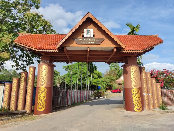 Singkat cerita, Mahsuri hidup di era perang Kedah (Malaysia) dan Siam (Phuket). Saat beranjak dewasa, Mahsuri dinikahkan dengan seorang pahlawan Langkawi. Namun sang suami harus pergi berperang, meninggalkan Mahsuri yang sedang hamil. Suatu ketika, seorang penyair dari Sumatera datang dan tinggal di rumah orang tua Mahsuri. (Kota Mahsuri/Facebook) Singkat cerita, Mahsuri hidup di era perang Kedah (Malaysia) dan Siam (Phuket). Saat beranjak dewasa, Mahsuri dinikahkan dengan seorang pahlawan Langkawi. Namun sang suami harus pergi berperang, meninggalkan Mahsuri yang sedang hamil. Suatu ketika, seorang penyair dari Sumatera datang dan tinggal di rumah orang tua Mahsuri. (Kota Mahsuri/Facebook)