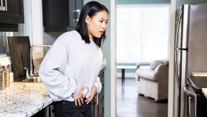 8 Cara Mengatasi Perut Kram dan Penyebabnya