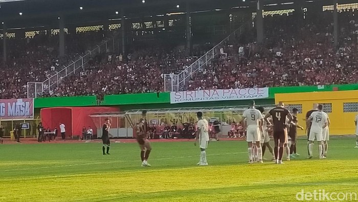 Laga PSM Makassar Vs Persija Jakarta di Stadion BJ Habibie, Parepare. (Ibnu Munsir/detikSulsel)