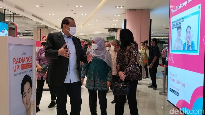 Setelah membuka Trans Icon Mall, Chairman CT Corp Chairul Tanjung mengajak Gubernur Jawa Timur Khofifah Indar Parawansa jalan-jalan.