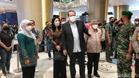 Chairman CT Corp Chairul Tanjung mengajak Gubernur Jawa Timur Khofifah Indar Parawansa jalan-jalan/Foto: Deny Prastyo Utomo/detikJatim
