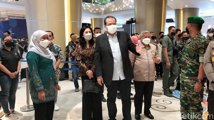 Launching Trans Icon Mall Setelah membuka Trans Icon Mall, Chairman CT Corp Chairul Tanjung mengajak Gubernur Jawa Timur Khofifah Indar Parawansa jalan-jalan.