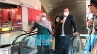 Chairman CT Corp Chairul Tanjung dan Gubernur Jawa Timur Khofifah Indar Parawansa naik eskalator/Foto: Deny Prastyo Utomo/detikJatim
