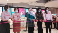 Gubernur Jawa Timur Khofifah Indar Parawansa meresmikan Female Daily Studio bersama Anita Ratnasari Tanjung dan Putri Tanjung/Foto: Deny Prastyo Utomo/detikJatim