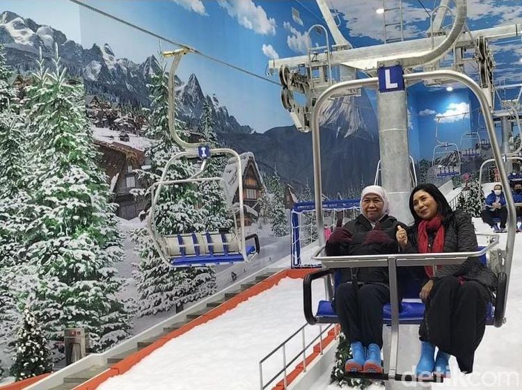 CT Ajak Gubernur-Kapolda Naik Kereta Gantung di Snow World Surabaya