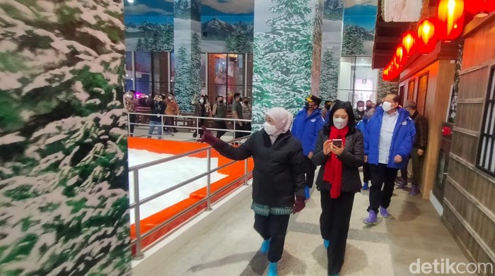 Launching Trans Icon Mall CT Ajak Gubernur-Kapolda Rasakan Dinginnya Salju di Snow World Surabaya