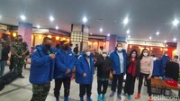 Chairman CT Corp Chairul Tanjung, Gubernur Jatim Khofifah Indar Parawansa hingga Kapolda Jatim Irjen Nico Afinta mencoba Trans Snow World/Foto: Deny Prastyo Utomo/detikJatim