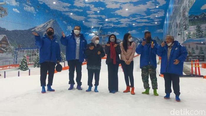 CT Ajak Gubernur-Kapolda Rasakan Dinginnya Salju di Snow World Surabaya