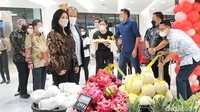 Chairman CT Corp Chairul Tanjung dan Anita Ratnasari Tanjung di Transmart/Foto: Deny Prastyo Utomo/detikJatim