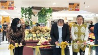 Chairman CT Corp Chairul Tanjung dan Anita Ratnasari Tanjung meresmikan Transmart/Foto: Deny Prastyo Utomo/detikJatim