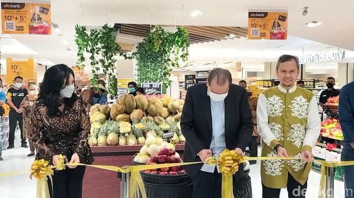 Launching Trans Icon Mall Selain me-launching Trans Icon Mall Surabaya, Chairman CT Corp Chairul Tanjung juga meresmikan Transmart dan Metro di mal tersebut, Jumat (5/8/2022).