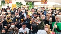 Chairman CT Corp Chairul Tanjung dan Anita Ratnasari Tanjung berfoto bersama karyawan Transmart/Foto: Deny Prastyo Utomo/detikJatim