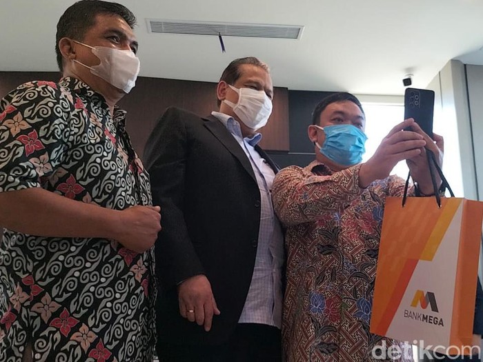 PT Bank Mega Tbk resmi membuka Kantor Regional dan Kantor Cabang di Trans Icon Surabaya. Peresmian dilakukan Chairman CT Corp dan Komisaris Utama Bank Mega Chairul Tanjung.