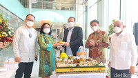 Chairman CT Corp dan Komisaris Utama Bank Mega Chairul Tanjung memotong tumpeng/Foto: Deny Prastyo Utomo/detikJatim