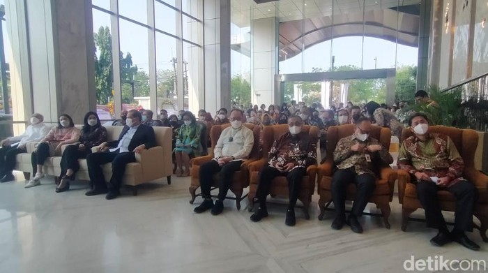 PT Bank Mega Tbk resmi membuka Kantor Regional dan Kantor Cabang di Trans Icon Surabaya. Peresmian dilakukan Chairman CT Corp dan Komisaris Utama Bank Mega Chairul Tanjung.