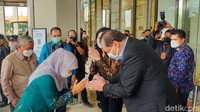 Gubernur Jawa Timur Khofifah Indar Parawansa bersalaman dengan Chairman CT Corp, Chairul Tanjung/Foto: Deny Prastyo Utomo/detikJatim