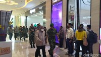 Penanggung Jawab Trans Icon Surabaya, Mohammad Nuh tiba di Trans Icon Mall/Foto: Deny Prastyo Utomo/detikJatim