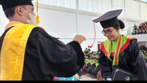 Mahasiswi Hindu Peraih Gelar Magister Manajemen Pendidikan Islam