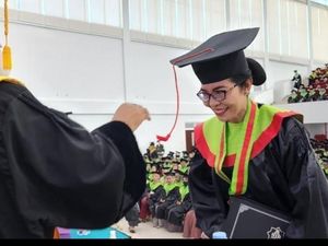 Ini Mahasiswi Hindu Peraih Gelar Magister Manajemen Pendidikan Islam
