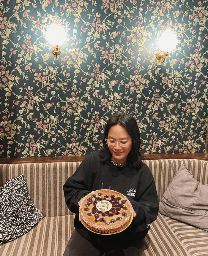 Manisnya Tara Basro, Pemeran 'Pengabdi Setan' Saat Pose dengan Kue Manisnya Tara Basro, Pemeran 'Pengabdi Setan' Saat Pose dengan Kue