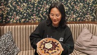 Di kehidupan sehari-harinya, sering terlihat momen Tara Basro berpose dengan makanan. Seperti ketika Tara Basro sedang berfoto dengan kue ulang tahunnya. Foto: Instagram @tarabasro