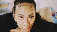 Tara Basro seperti sedang menikmati momen paginya. Tara terlihat duduk di sofa sambil memegang cangkir yang tidak tahu isinya teh atau kopi. Kira-kira apa ya? Foto: Instagram @tarabasro