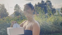 Tara Basro pun terlihat bahagia jalan kaki di bawah teriknya sinar matahari. Dia pun terlihat sedang memegang boks kue. Foto: Instagram @tarabasro