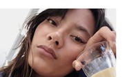  Kali ini Tara Basro berpose keren dengan segelas kopi. Terlihat kopi itu hanya tersisa setengah. Sepertinya Tara Basro suka ya dengan kopinya? Foto: Instagram @tarabasro