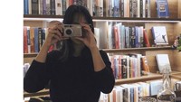 Estetik! Inilah momen Tara Basro ketika sedang mampir di suatu kafe. Ada beberapa roti dan minuman di mejanya. Kafenya tampak Instagramable! Foto: Instagram @tarabasro