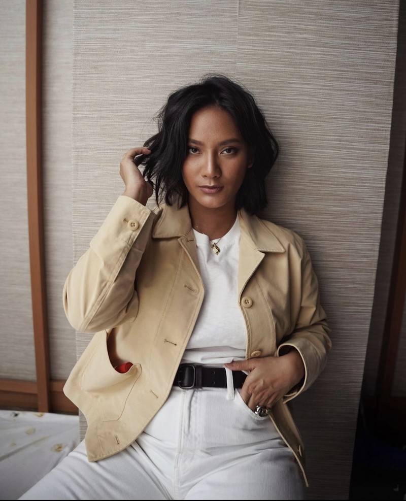 Manisnya Tara Basro, Pemeran 'Pengabdi Setan' Saat Pose dengan Kue