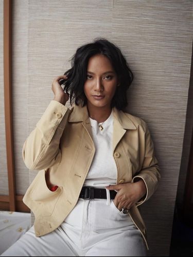 Manisnya Tara Basro, Pemeran 'Pengabdi Setan' Saat Pose dengan Kue