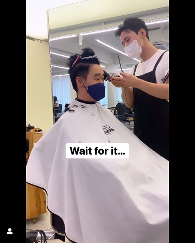 Inilah momen saat Jesse Choi rambutnya dipangkas. Maudy Ayunda tampak penasaran dengan hasilnya. Foto: dok. Instagram/@maudyayunda