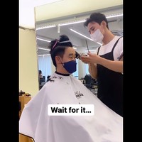 Inilah momen saat Jesse Choi rambutnya dipangkas. Maudy Ayunda tampak penasaran dengan hasilnya. Foto: dok. Instagram/@maudyayunda