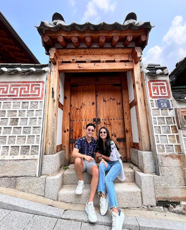 Maudy Ayunda pun membagikan foto dia dan Jesse tengah berjalan-jalan di sebuah kawasan perkampungan rumah tradisional Korea. Foto: dok. Instagram/@maudyayunda